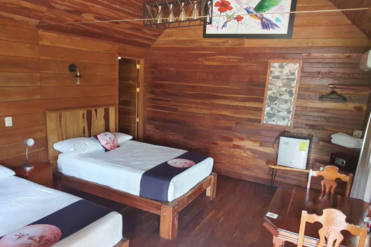 Habitación tipo Cabaña | Escritorio, wifi gratis y ropa de cama
