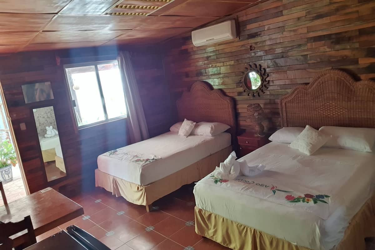 Cabaña superior, 2 camas matrimoniales | Escritorio, wifi gratis y ropa de cama