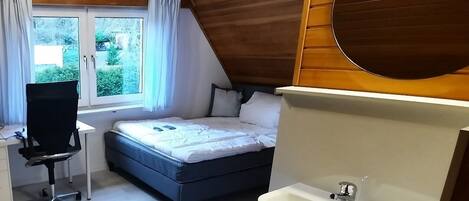 4 sovrum och skrivbord