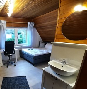 4 Schlafzimmer, Schreibtisch