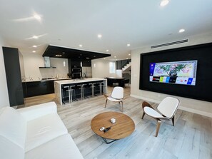 Smart TV - **NEW** LUXURIOUS LA HOME (Private Rooftop, Outdoor TV, Firepit, etc.) (Los Angeles)