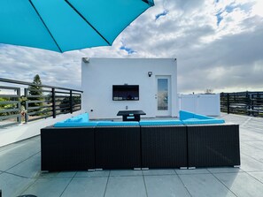 Terrace/patio - **NEW** LUXURIOUS LA HOME (Private Rooftop, Outdoor TV, Firepit, etc.) (Los Angeles)