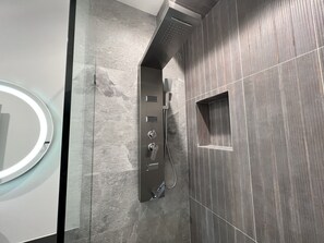 Badewanne, Bidet, Handtücher, Toilettenpapier