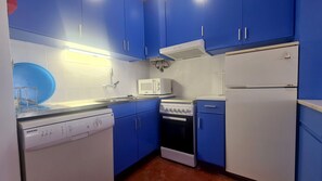 Fridge, microwave, oven, coffee/tea maker