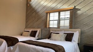 A bedroom with two beds, wooden slatted ceiling, and a window with blinds. - Frio Honeymoon - Best view in Concan (Concan)