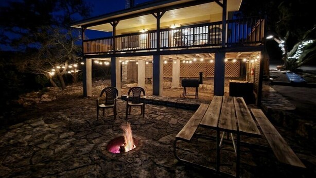 A two-story building with a balcony, outdoor seating, and a fire pit. - Frio Honeymoon - Best view in Concan (Concan)