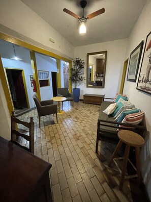 32-inch flat-screen TV with digital channels, TV - Pousada Aquarium Paraty (Paraty)