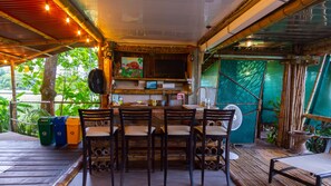 Outdoor dining - Bamboo Beach House Steps away from secluded beach (Provincia de Puntarenas)