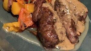 A plate with a steak and vegetables. - SEMENI ASANTE GUESTHOUSE (Johannesburg South)