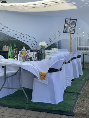 Outdoor dining - SEMENI ASANTE GUESTHOUSE (Johannesburg South)