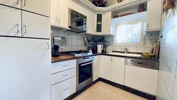 Frigorifero, microonde, forno, piano cottura