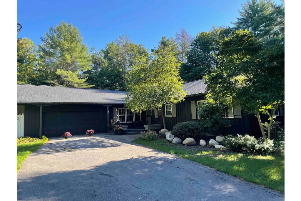 Adirondack 4bed 2bath Cottage close to the village with Hot Tub