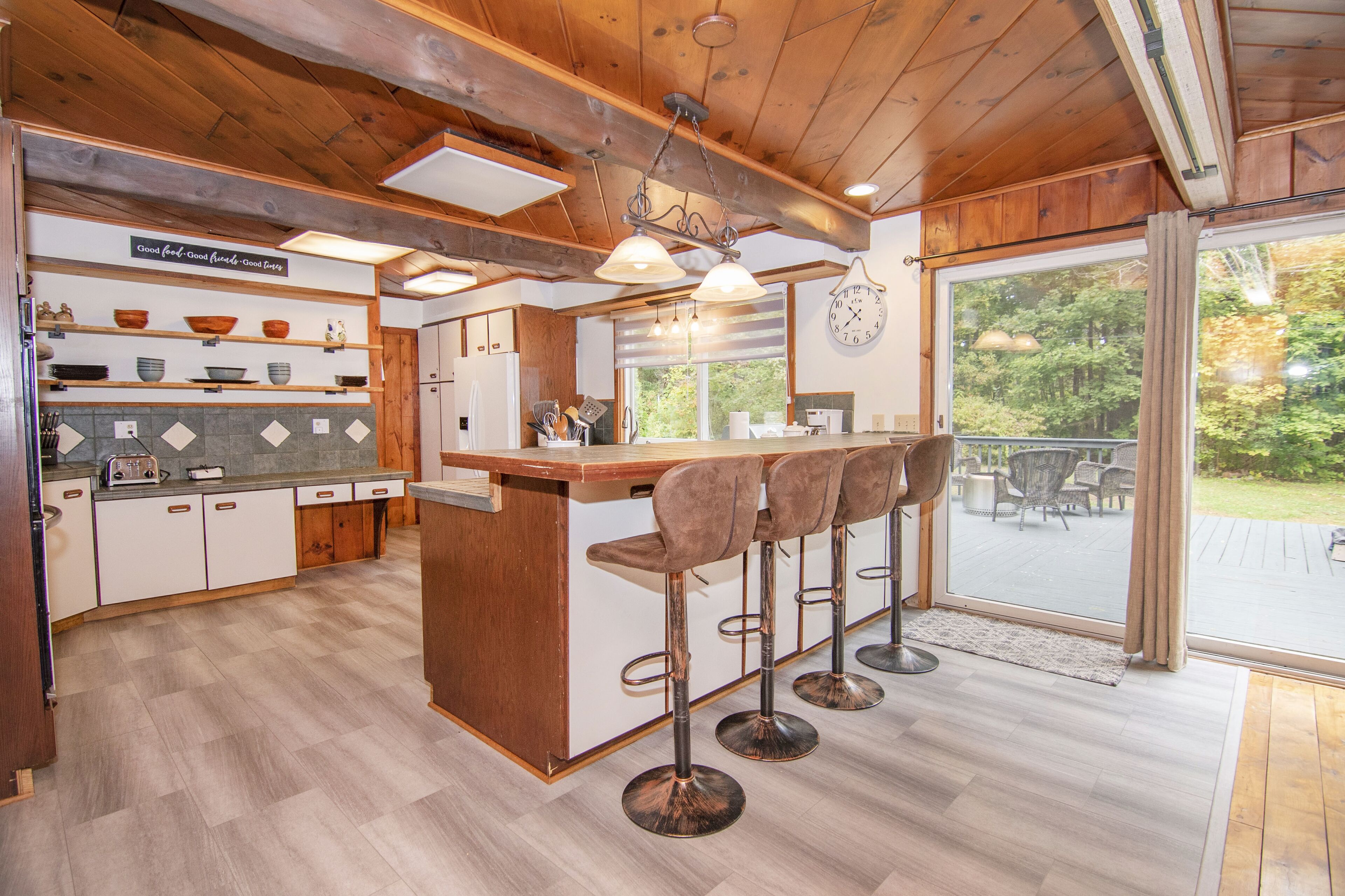 Adirondack 4bed 2bath Cottage close to the village with Hot Tub