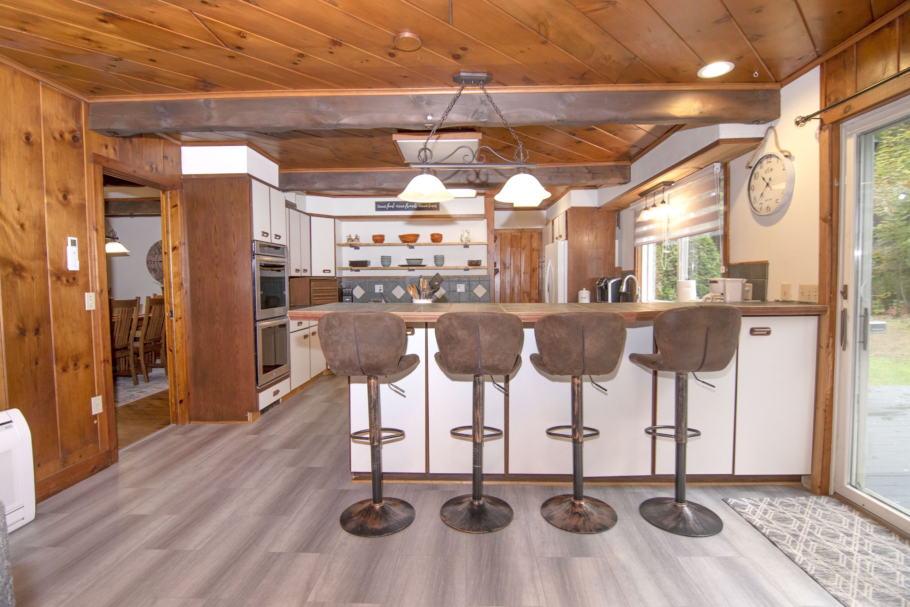 Adirondack 4bed 2bath Cottage close to the village with Hot Tub