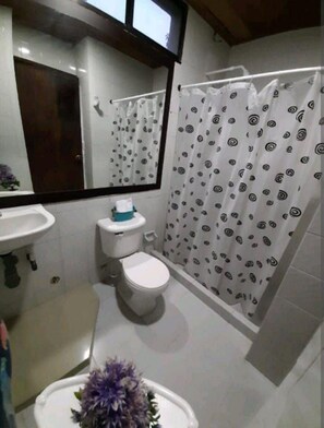 Standard-Studio | Badezimmer | Dusche, Regendusche, Haartrockner, Handtücher