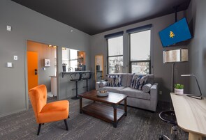 Signature Studio Suite, 1 King Bed with Sofa bed, Kitchenette | Egyptian cotton sheets, premium bedding, down comforters, pillowtop beds