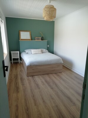 3 habitaciones, tabla de planchar con plancha y cuna de viaje 