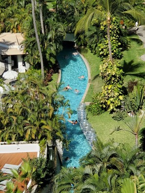 Una piscina al aire libre, una piscina climatizada