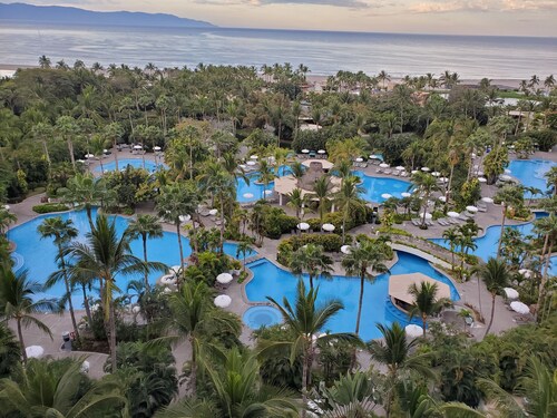 Luxurious Condo with preferred view and golf benefits!