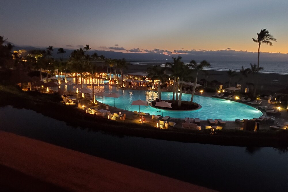 Luxurious Condo with preferred view and golf benefits!