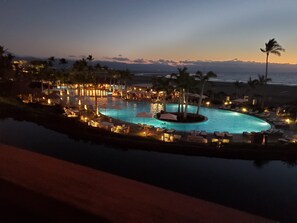 Una piscina al aire libre, una piscina climatizada