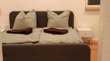 2 camere, culla da viaggio, lenzuola