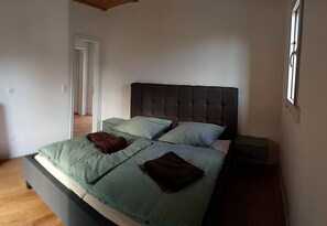 2 bedrooms, travel crib, bed sheets
