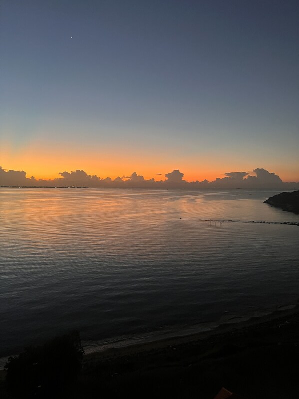 Una superficie d'acqua tranquilla che riflette il cielo al tramonto.