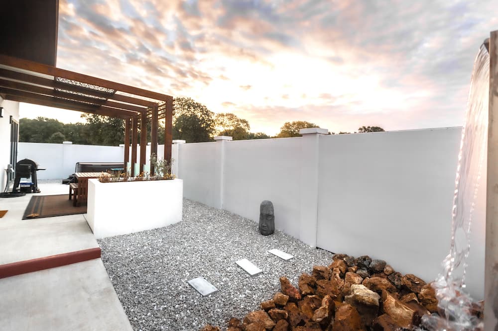 Villa near Stockton Lake with Hot Tub, Milk Way at Starburst