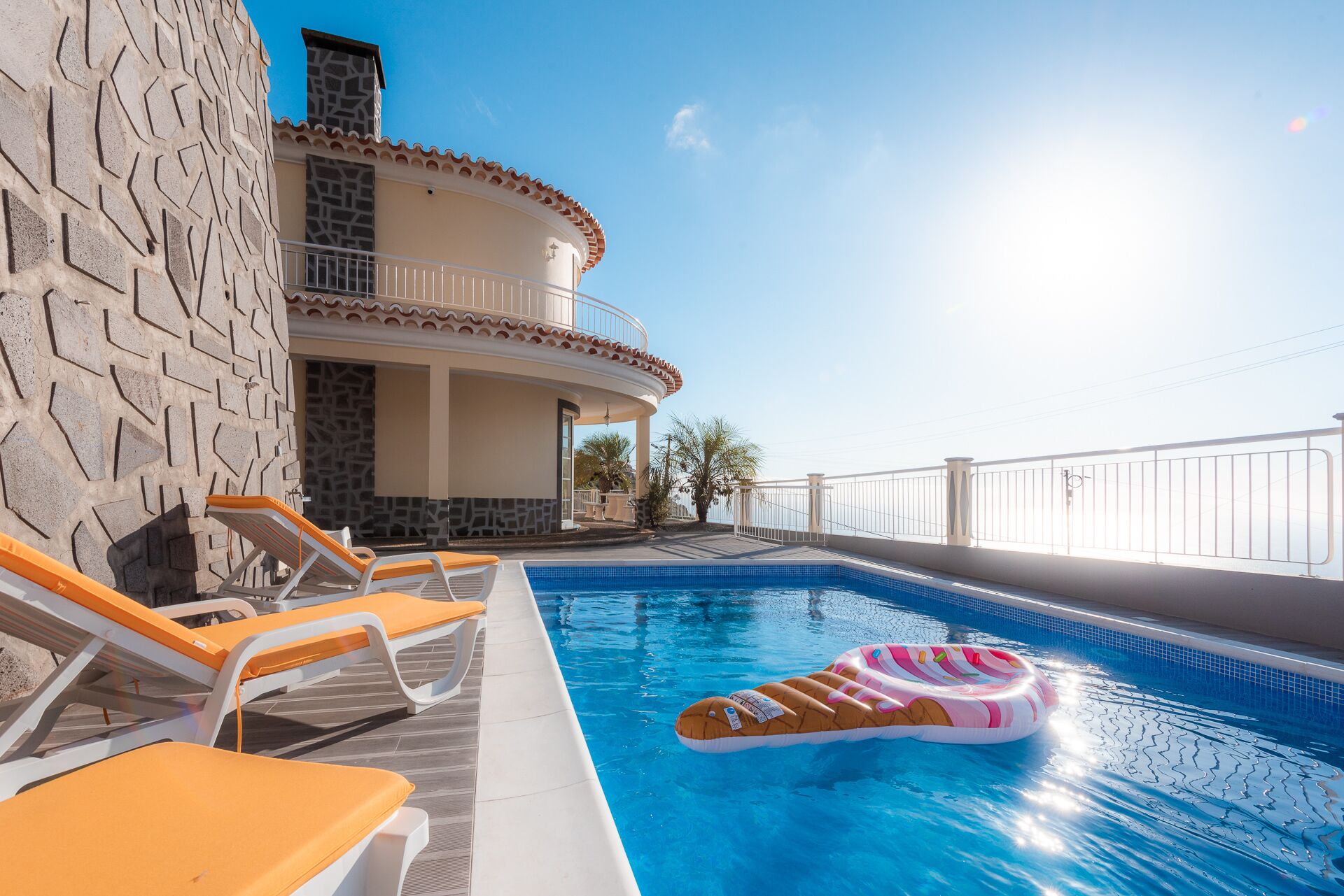 Una piscina al aire libre, una piscina climatizada