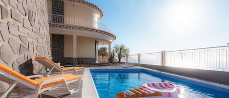 Piscine extérieure, piscine chauffée