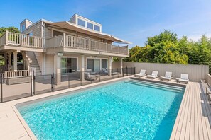 Piscina all'aperto, una piscina riscaldata