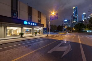 Un edificio moderno con un cartel que indica un hotel.