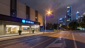 A modern building with a sign indicating a hotel. - Hanting Shanghai Lujiazui Oriental Pearl (Shanghai)