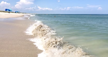 Updated 4 BR home in Cape Fear Station by East Beach with access to Shoals Club