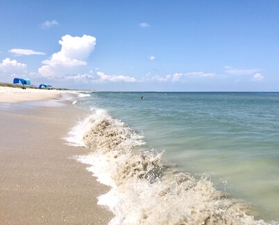 Updated 4 BR home in Cape Fear Station by East Beach with access to Shoals Club