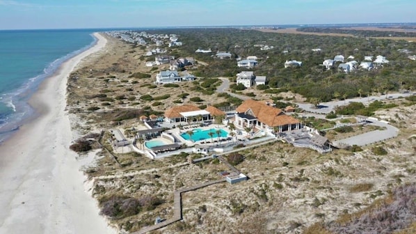 Une propriété située sur la côte, dotée d’une piscine, d’un accès direct à la plage et de plusieurs maisons.
