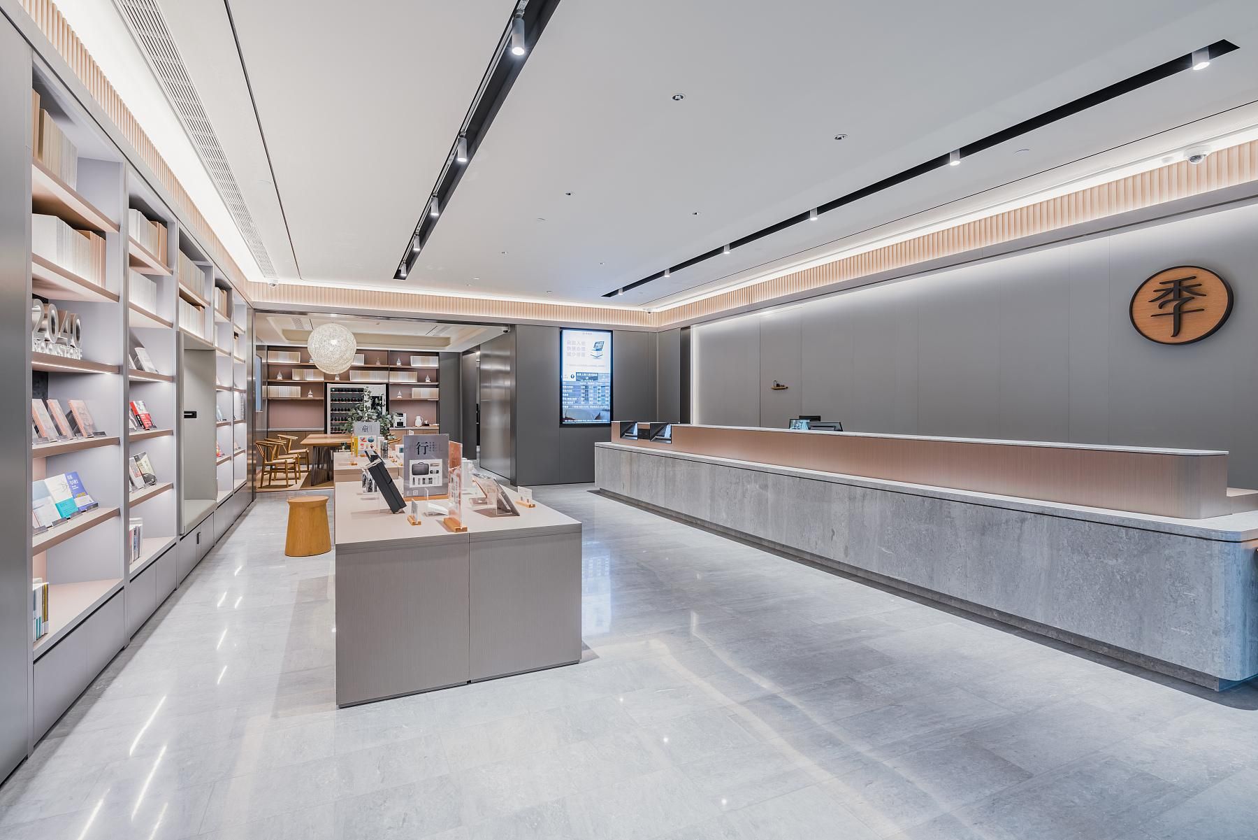 Ein modernes Interieur mit einer Rezeption, Regalen und einem klaren, minimalistischen Design.