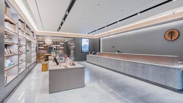 Ein modernes Interieur mit einer Rezeption, Regalen und einem klaren, minimalistischen Design.