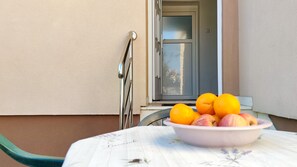 Ein Tisch mit Obstschale vor einem Gebäude.