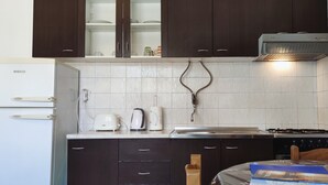 オーブン、コンロ、トースター、調理器具と食器