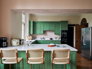 Réfrigérateur, four à micro-ondes, un four, surface de cuisson