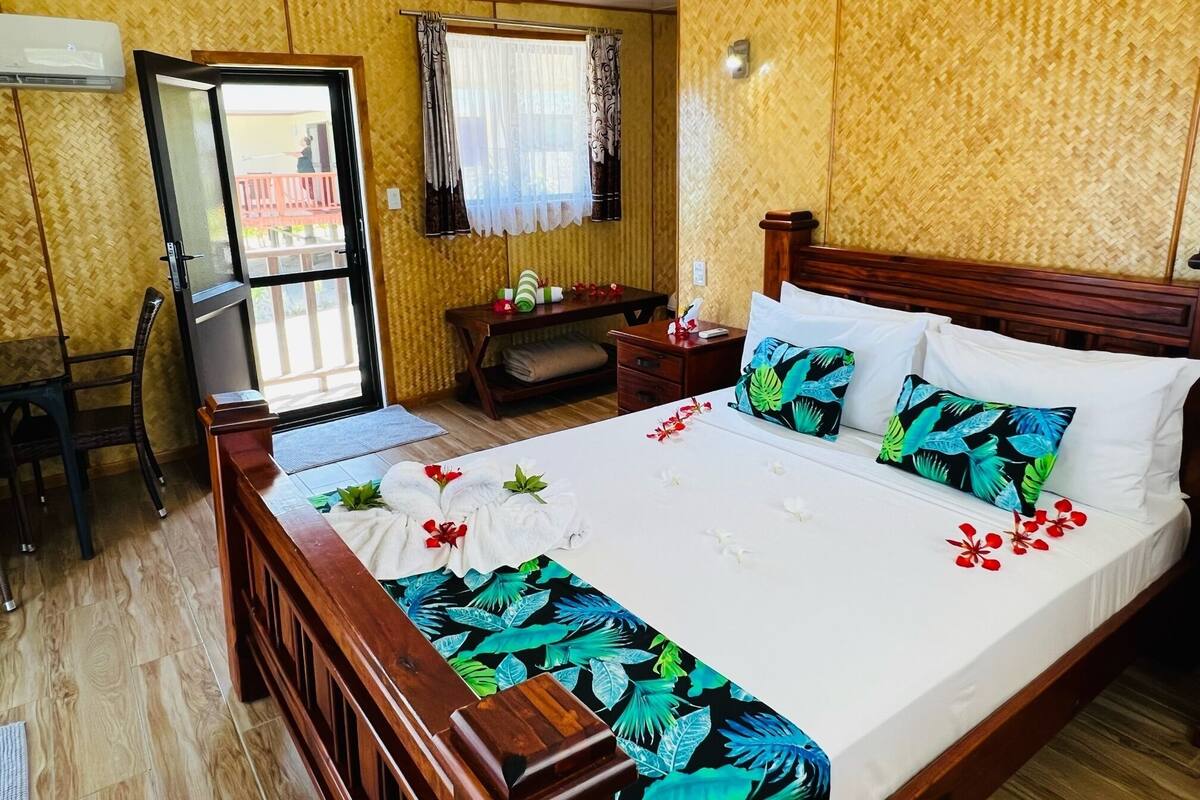 Iron/ironing board, individually furnished, bed sheets