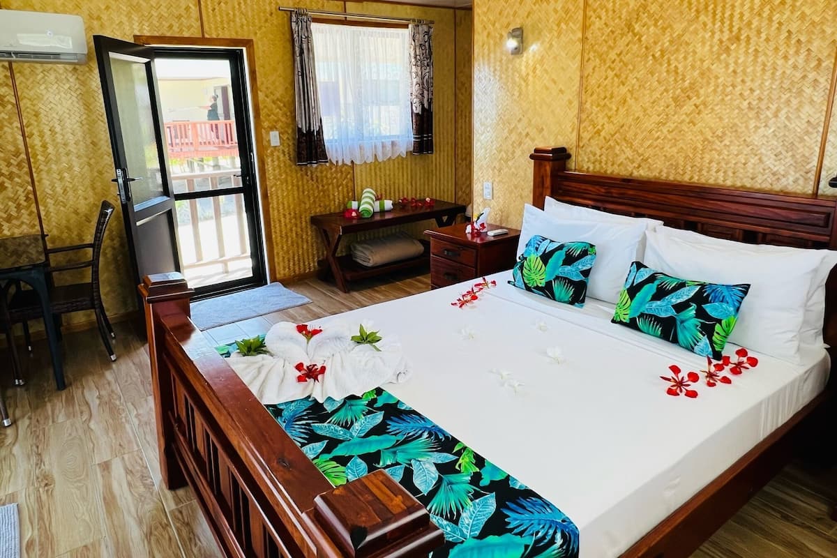 Deluxe Room | Individually furnished, iron/ironing board, bed sheets