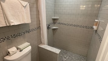 Bathtub, towels
