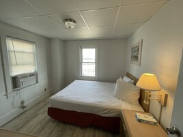 Deluxe Suite | WiFi (free), bed sheets