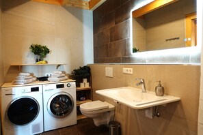 Shower, hair dryer, towels, soap - Main barrier-free vacation in the vineyard (Kitzingen)