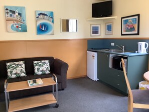 开间 (Self-Contained) | 私人简易厨房 | 公用冰箱、公用微波炉、餐桌