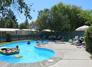 季节性开放的室外游泳池，日光浴躺椅