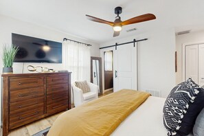 3 bedrooms, iron/ironing board, WiFi, bed sheets - Classic beach home with ocean view, pool, high-speed WiFi, central AC, & W/D (Galveston)